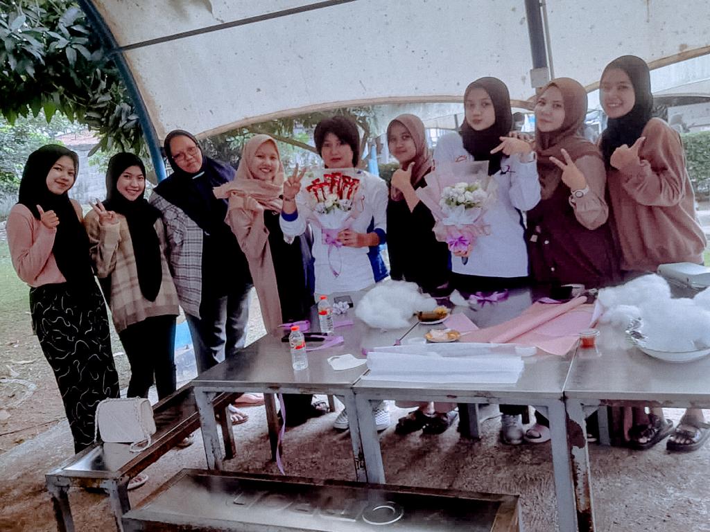 Jadikan Weekend Tetap Produktif, Serikat Pekerja PT OMRON Adakan Pelatihan Merangkai Buket Bunga