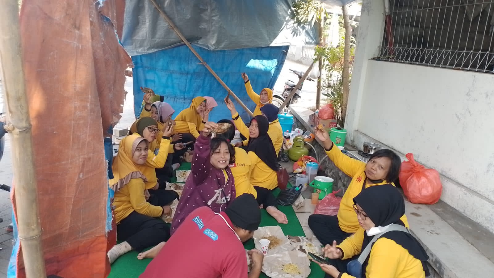 Pengurus KC FSPMI Pasuruan Raya Sambangi Tenda Juang Buruh Korban PHK Sepihak PT. Agel Langgeng