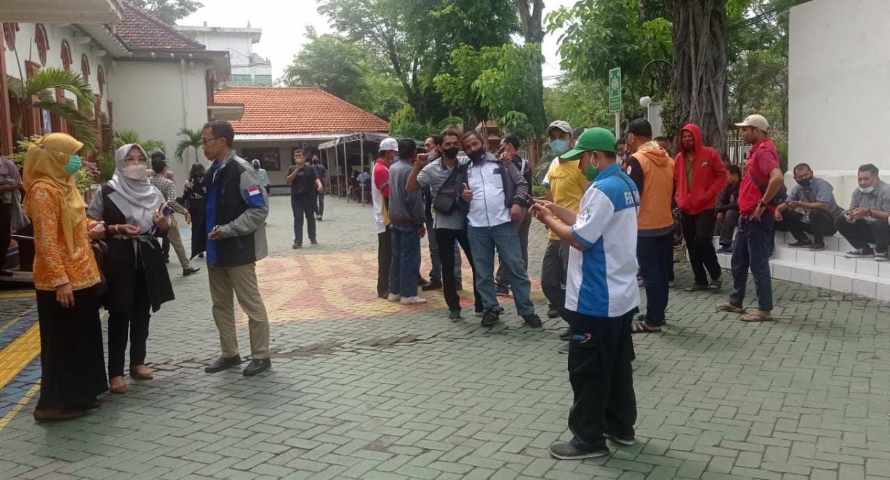 Diduga Membayar Upah di Bawah UMK, Direktur PT. Rakuda Furniture Surabaya Dituntut 2 Tahun dan Denda 100 juta