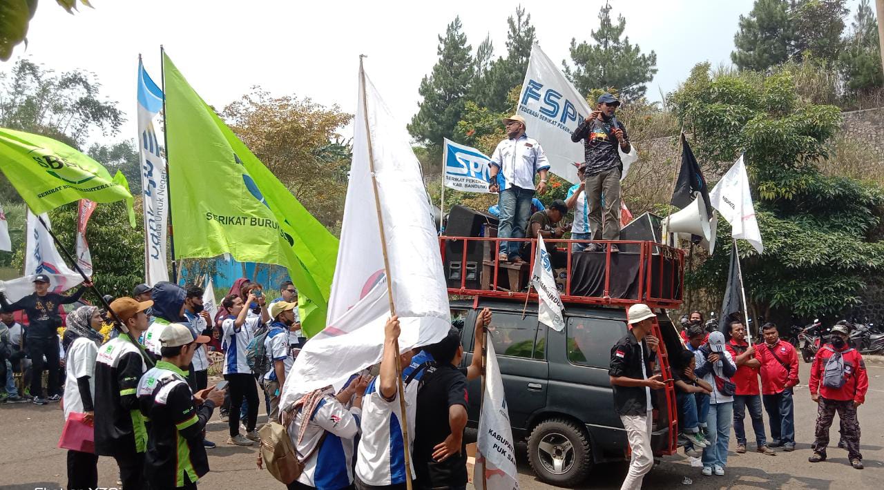 Aliansi Buruh Bandung Barat Geruduk Kantor Bupati KBB