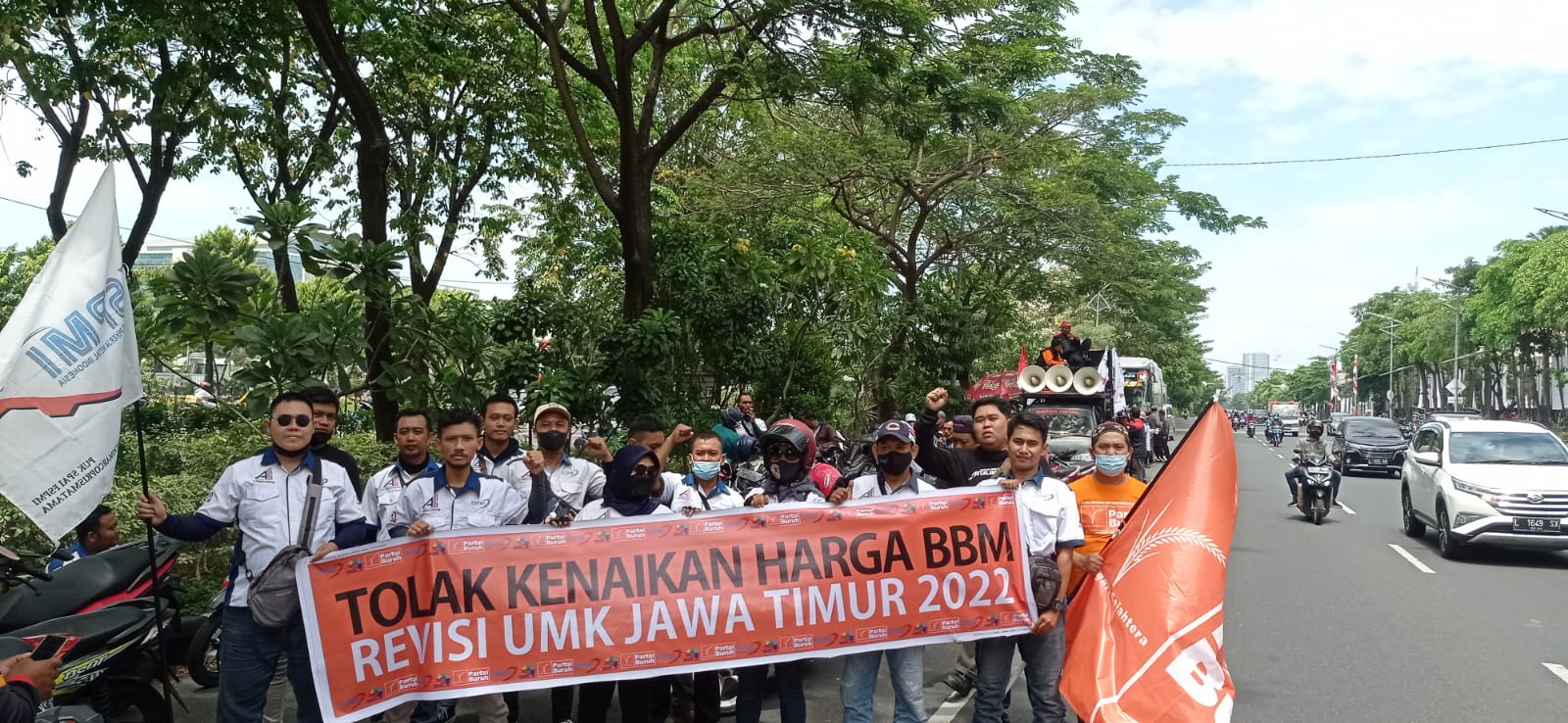 Partai Buruh Bersama Ratusan Buruh Jawa Timur Demo di Grahadi Tolak Kenaikan Harga BBM