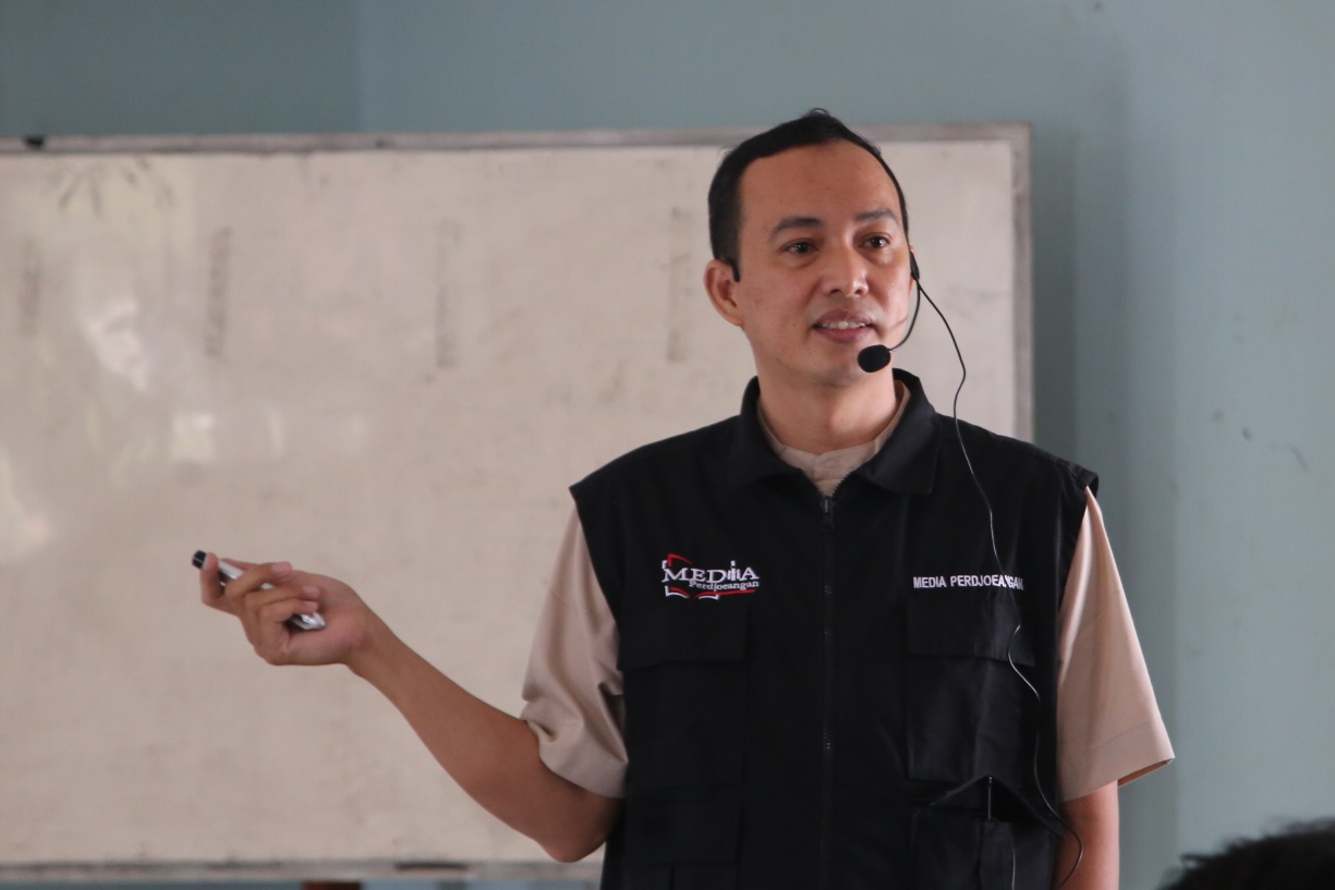 Sekretaris Nasional Media Perdjoeangan FSPMI Sampaikan Materi Menulis Jurnalistik
