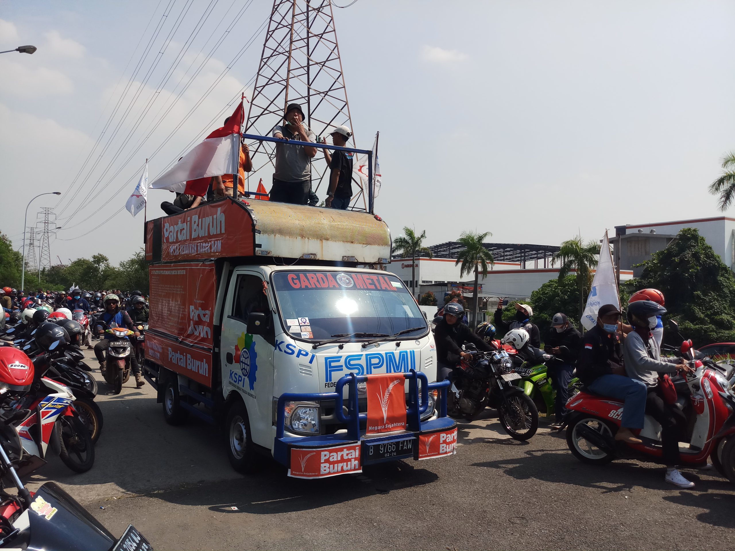 Buruh Bekasi Kembali Turun ke Jalan Tolak Kenaikan Harga BBM