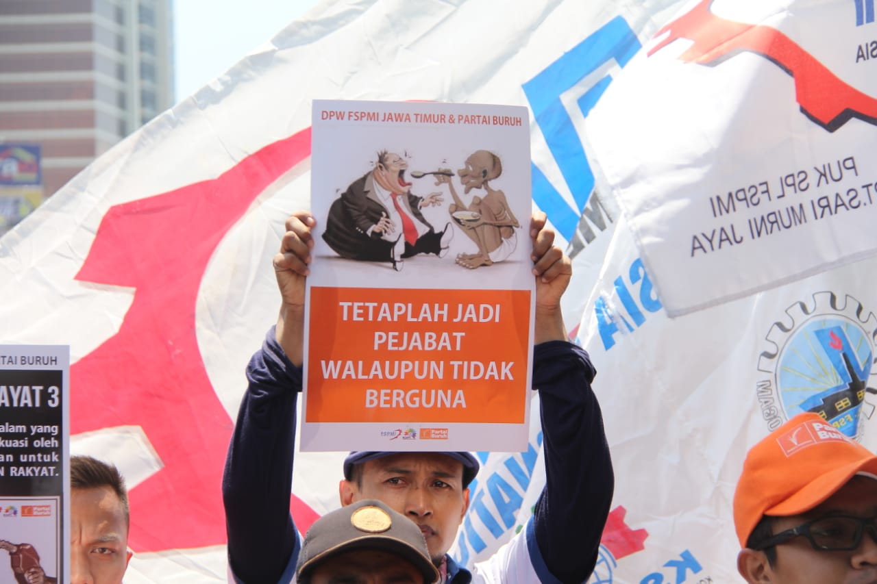 Puluhan Ribu Buruh Kepung Kantor Gubernur Jawa Timur, Tolak Kenaikan BBM Dan Tuntut Revisi UMK 2022