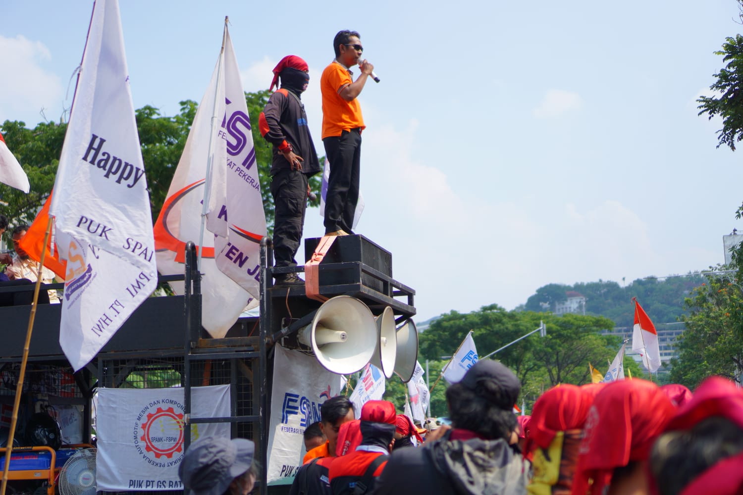 Buruh Jawa Tengah Geruduk Kantor DPRD Jawa Tengah, Tolak Kenaikan Harga BBM