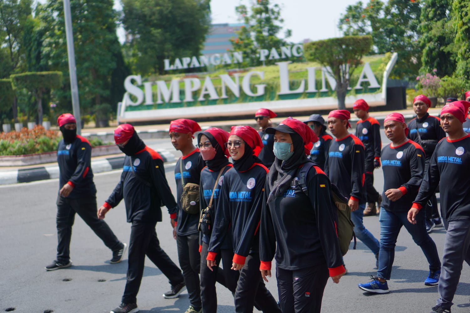 Longmarch Dari Simpang Lima, Buruh Gemborkan Minta Upah Minimum Naik 13 Persen