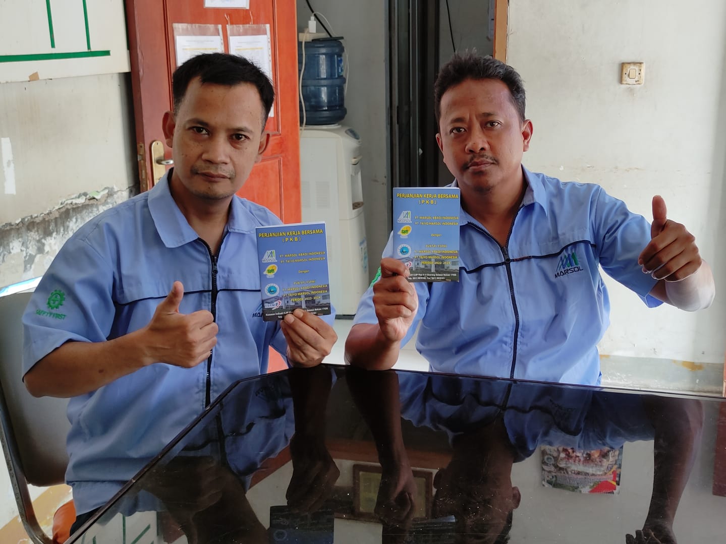 Manajemen PT. Marsol Abadi Indonesia Bagikan Buku PKB Untuk Seluruh Pekerja