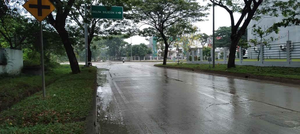 Jalur Kawasan Industri di Bekasi Licin Pasca Hujan