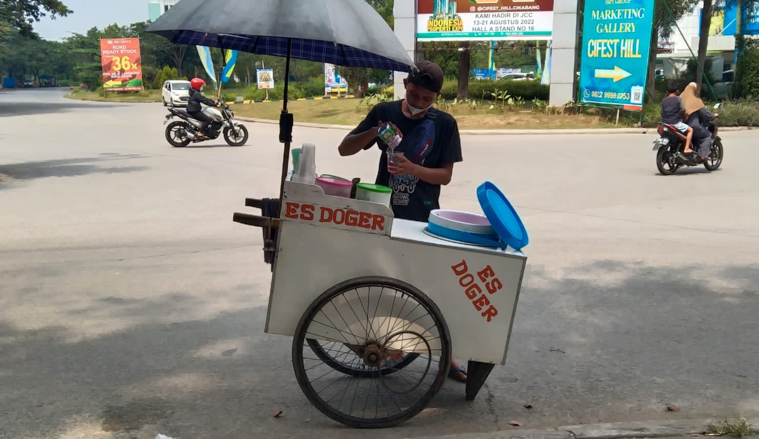 Buruh Korban PHK ini Jualan Es Doger Untuk Hidupi Keluarganya