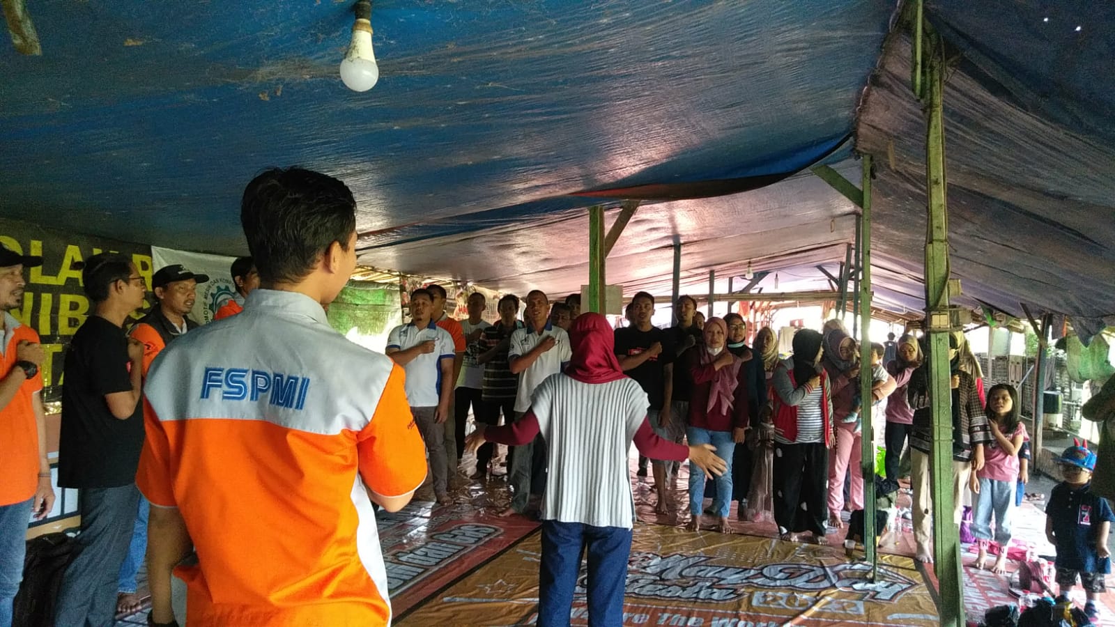 Sambil Momong Anak, Anggota PUK SPAI FSPMI PT. Uniflex Kemasindah Hadiri Konsolidasi Akbar