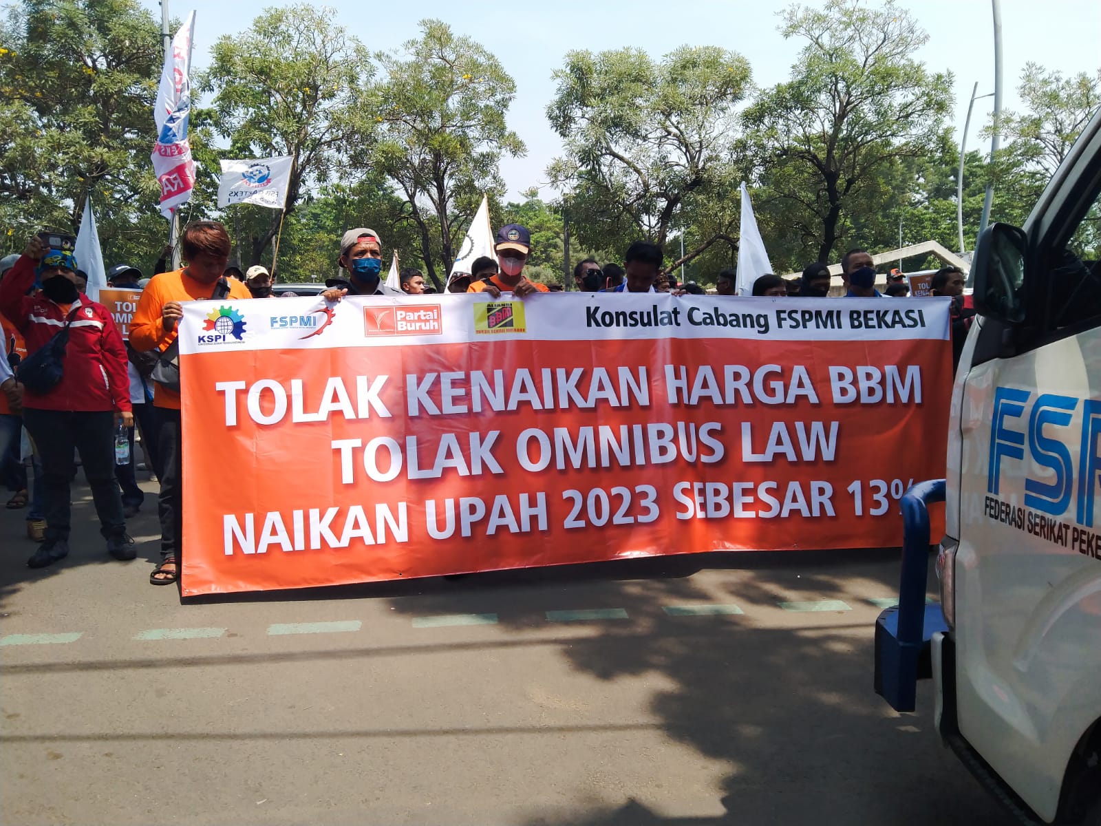 Tolak Kenaikan Harga BBM, Buruh Geruduk Kantor Walikota Bekasi