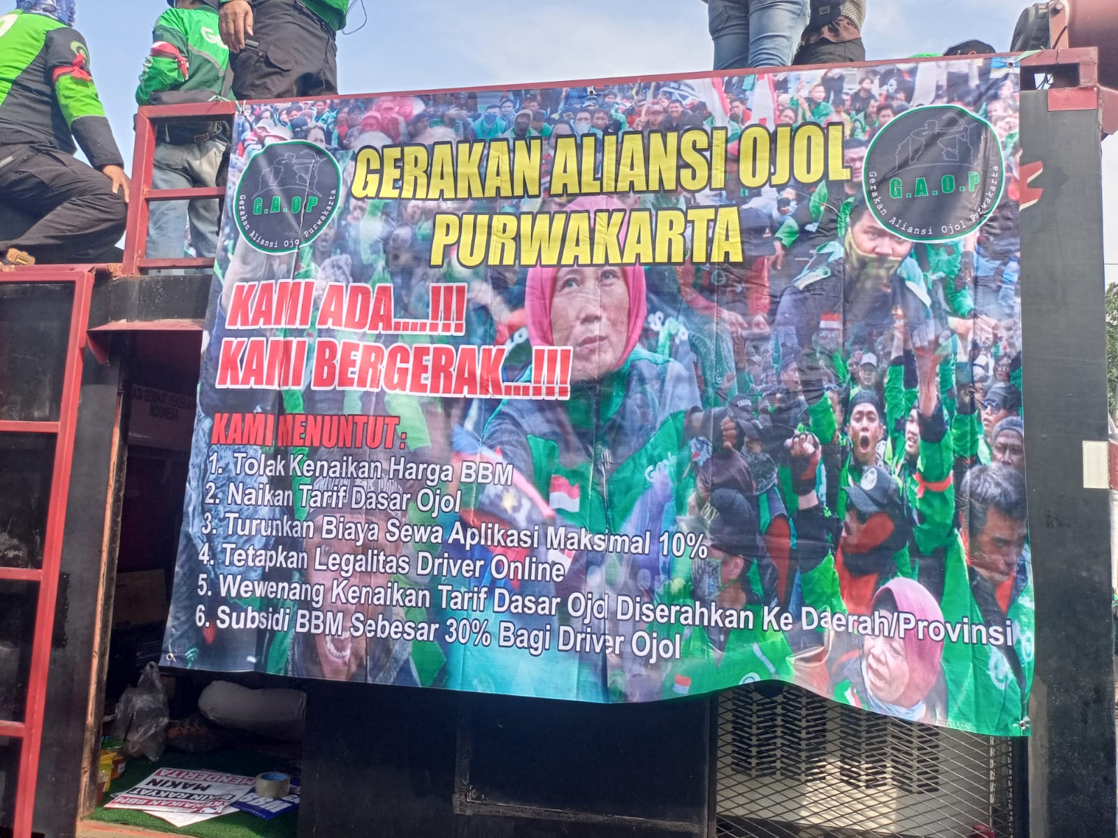 Tolak Kenaikan Harga BBM, Seribu Ojol Di Purwakarta Sambangi DPRD