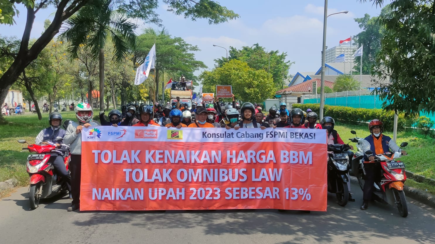 Ribuan Buruh Bekasi Berunjuk Rasa Tolak Kenaikan Harga BBM di Pemda Kabupaten Bekasi
