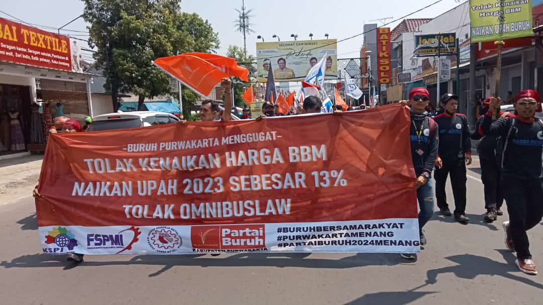 Longmarch dari Pusat Kota Purwakarta, Ribuan Buruh Purwakarta Sambangi Kantor Pemda Dan Ini Yang Diminta