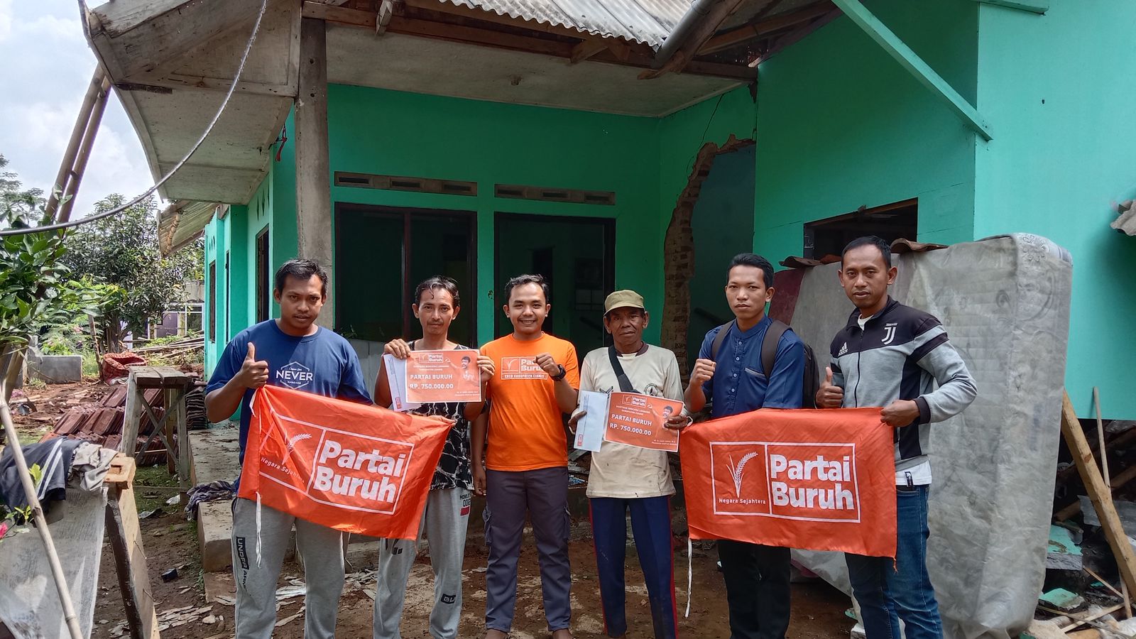 Exco Partai Buruh Ciamis Bantu Anggota Yang Terkena Musibah Longsor