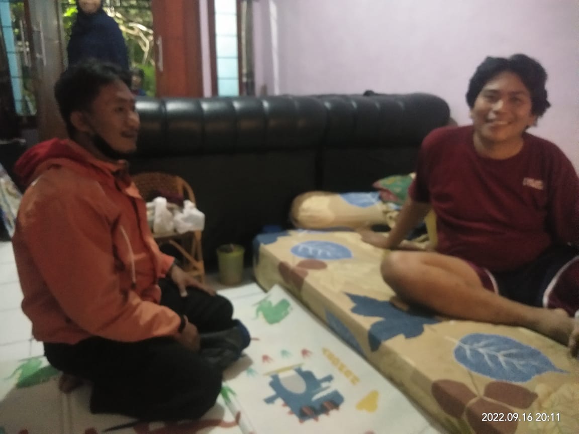 Relawan Jamkeswatch Bekasi Pinjamankan Kursi Roda Untuk Anggota FSPMI