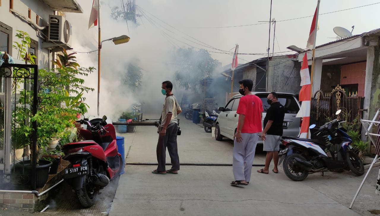 Cegah Demam Berdarah, Warga Perumahan Grand Cikarang City Adakan Giat Fogging