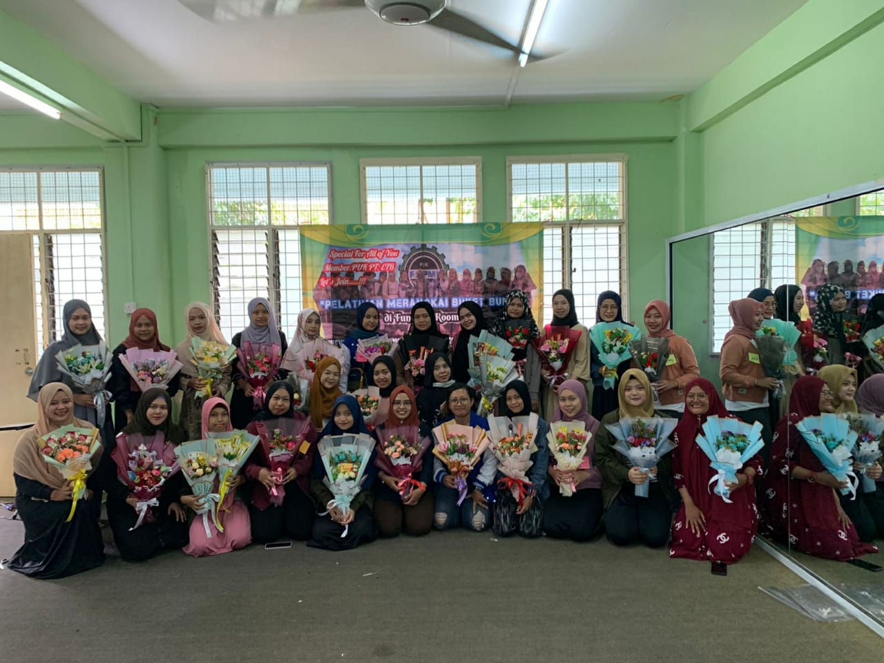 PUK Excelitas Batam adakan pelatihan pembuatan bouquet bunga