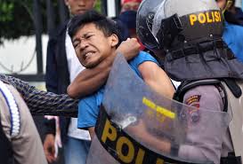 Demo kenaikan BBM Panas, Aparat Dan Buruh Adu Jotos Di Simpang Empat Surabaya