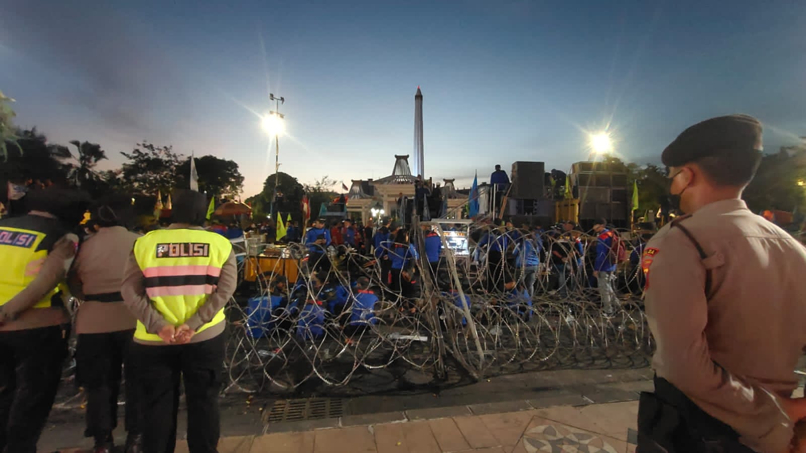 Hingga Pukul 18.00 Buruh GASPER Masih Bertahan Kepung Kantor Gubernur Jawa Timur