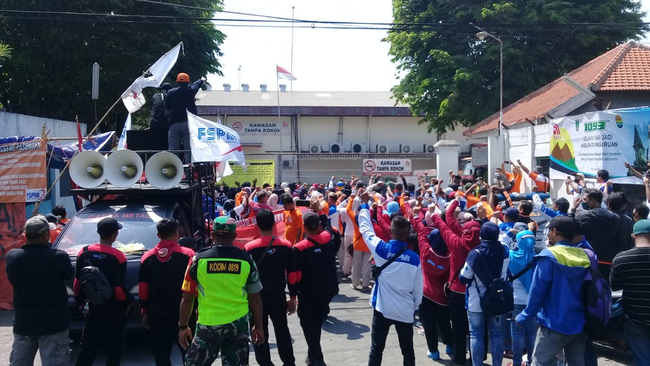 Beri Dukungan Moral Korban PHK, Massa Aksi FSPMI Pasuruan Raya Gelar Orasi di Depan PT. Agel Langgeng