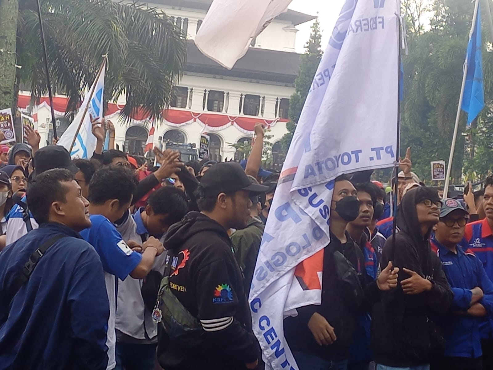 Suarakan Tolak Kenaikan Harga BBM, PUK SPAI FSPMI PUK PT. TTLC Berangkat Ke Bandung
