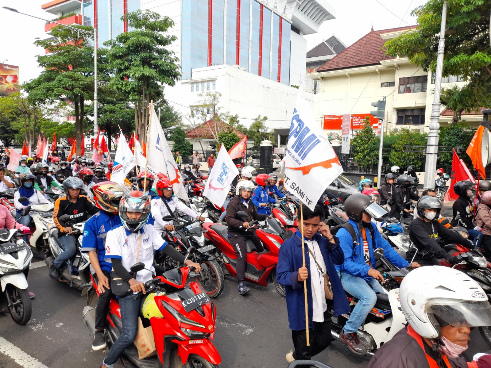 Tidak Mau Ketinggalan, Buruh Jepara Ikuti Aksi Unjuk Rasa Tolak Kenaikan BBM di Semarang