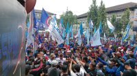 Tolak Kenaikan BBM, Buruh FSPMI Purwakarta Bersama Ribuan Buruh dan Driver Online se-Jabar “Serbu” Gedung Sate Bandung