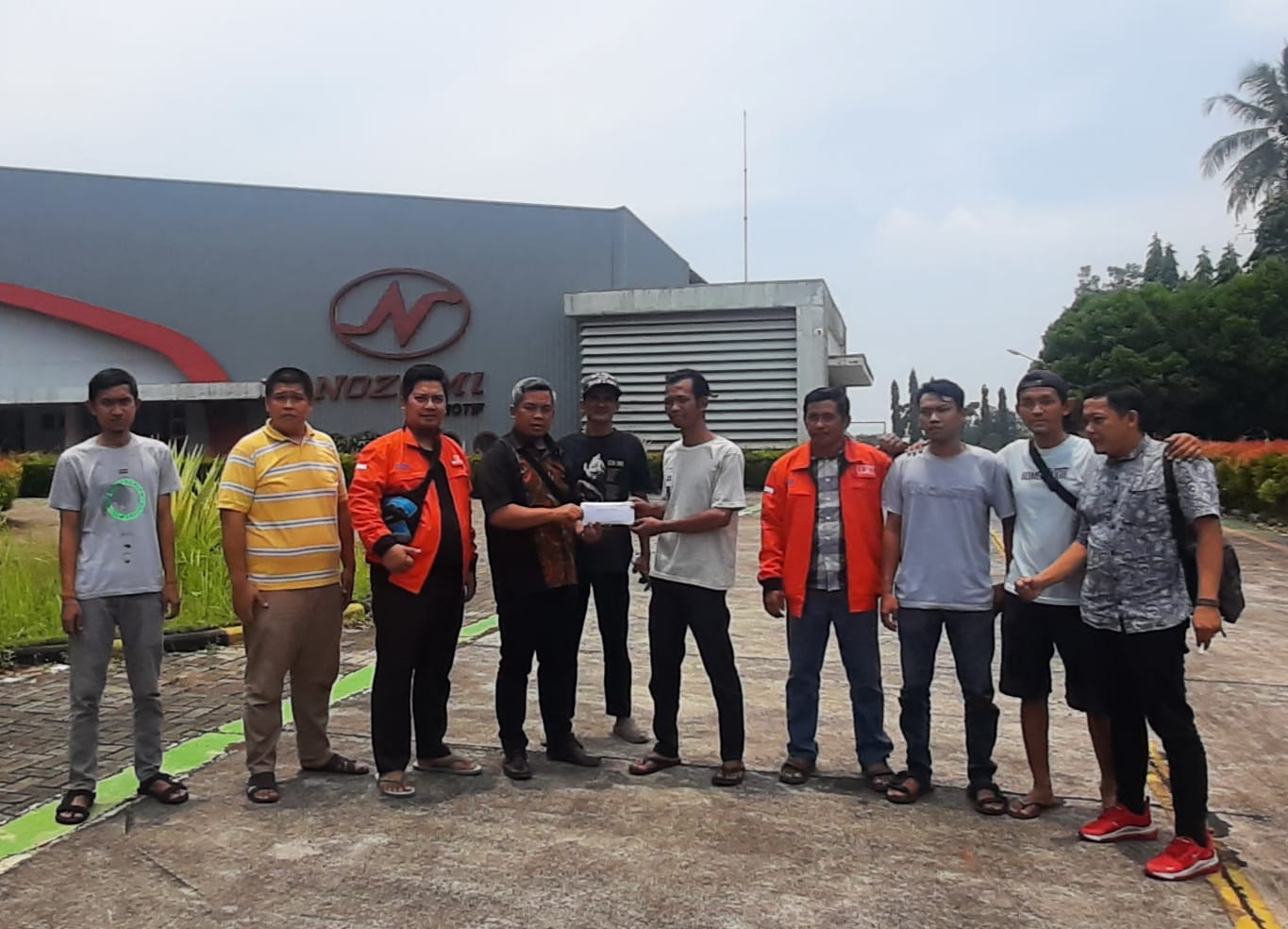 PUK SIWS Berikan Bantuan kepada Korban PHK di PUK Nozomi, Subang