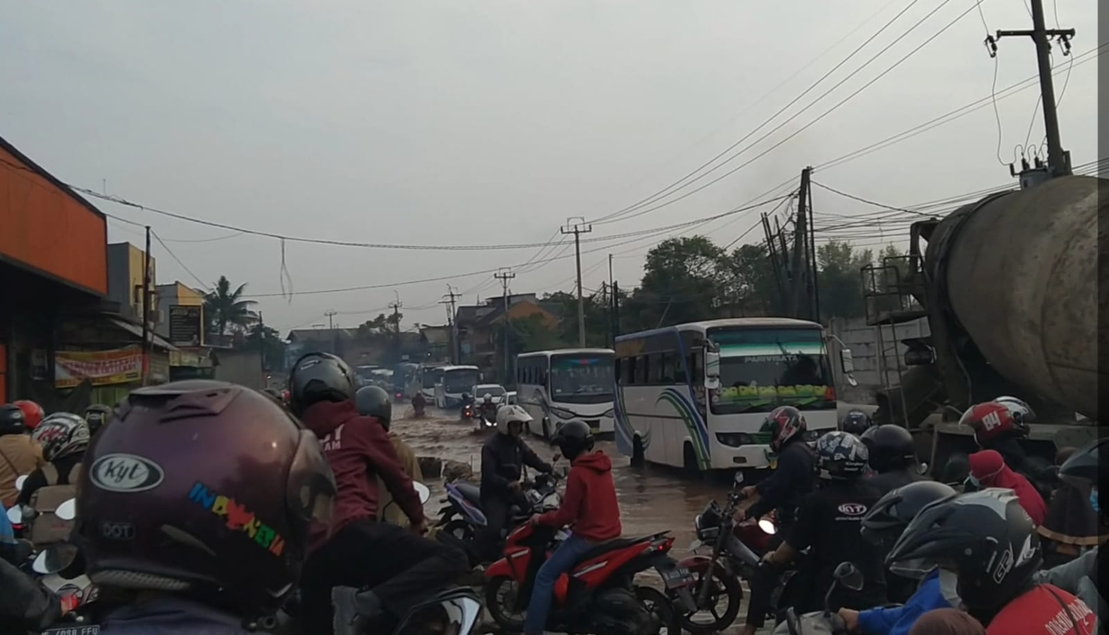 Tak Ada Petugas Atur Lalu Lintas, Melewati Jalan Raya Cikarang – Cibarusah Dihimbau Hati-Hati