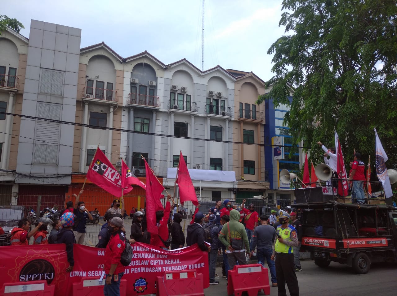 Siasat Perusahaan, Plang Nama Perusahaan Di Tutupi Kain Putih