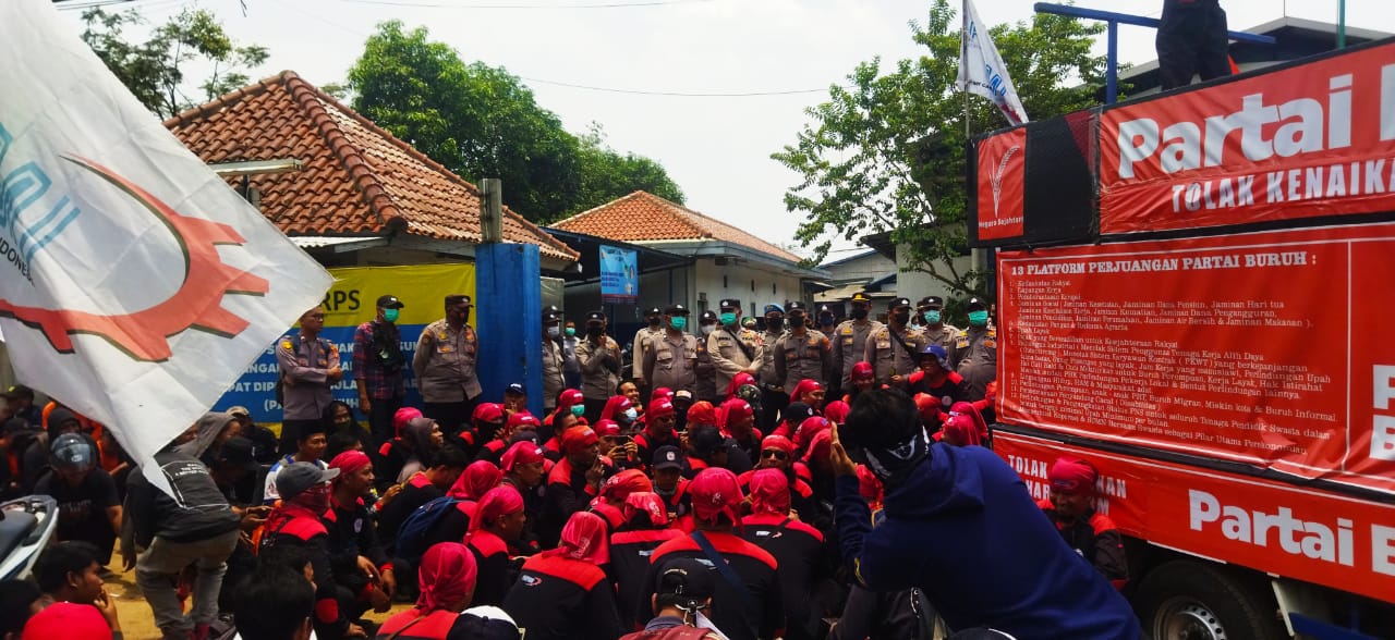 Tolak Omnibus Law Masuk PKB, Buruh Bekasi Berunjuk Rasa di Depan PT. ARPS