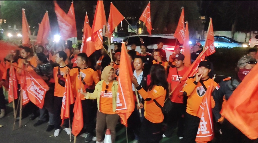 Garda Rakyat dan Simpatisan Partai Buruh Kawal Data Perbaikan Verifikasi di Gedung KPU