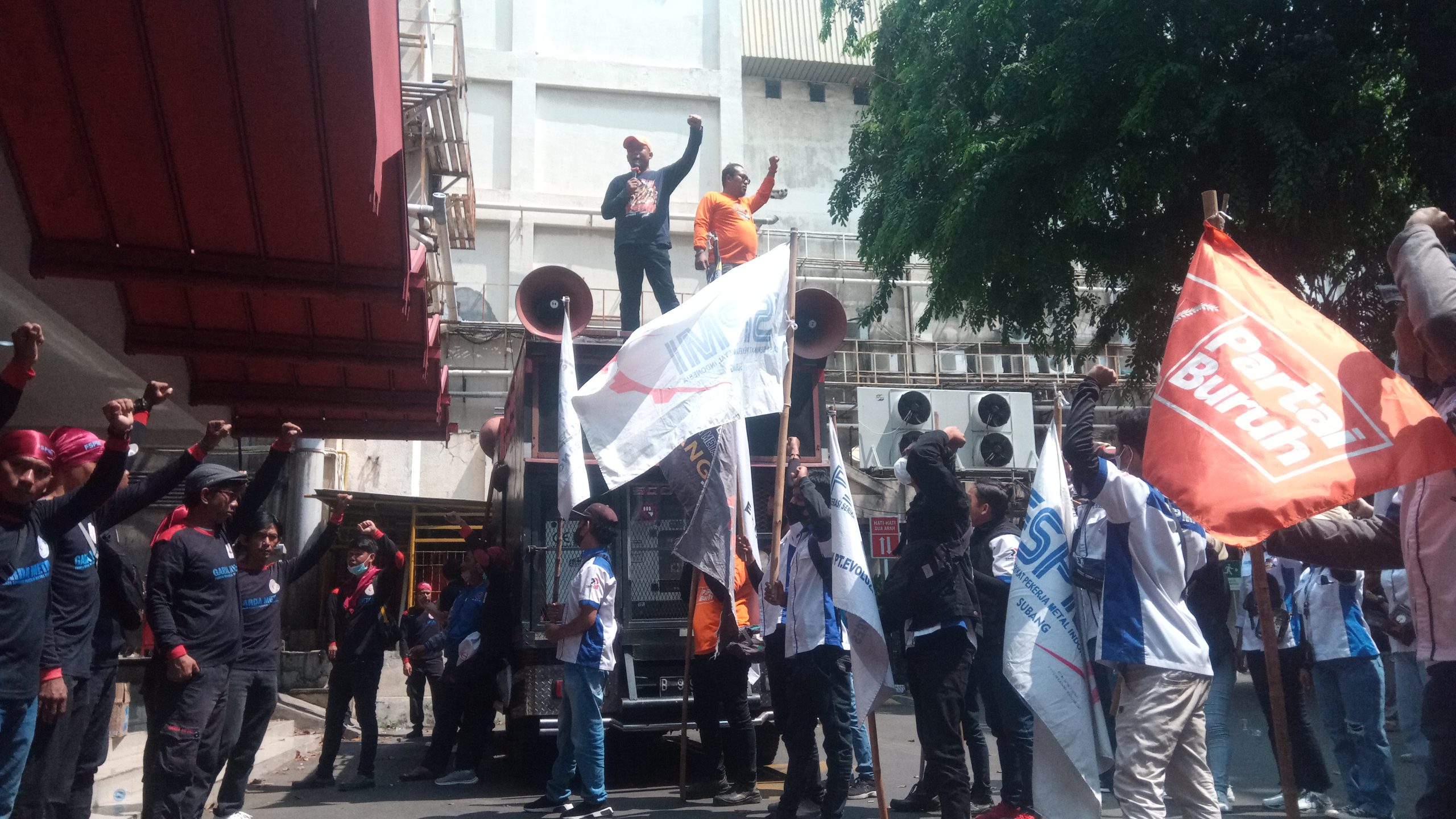 Solidaritas Aksi Unjuk Rasa (Demonstrasi), Bukan Semata-mata “Grudukan” Massal