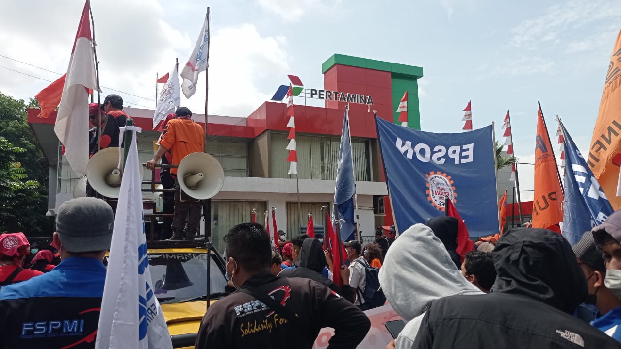 Buruh Kota Batam Datangi Kantor Pertamina Protes Kenaikan BBM