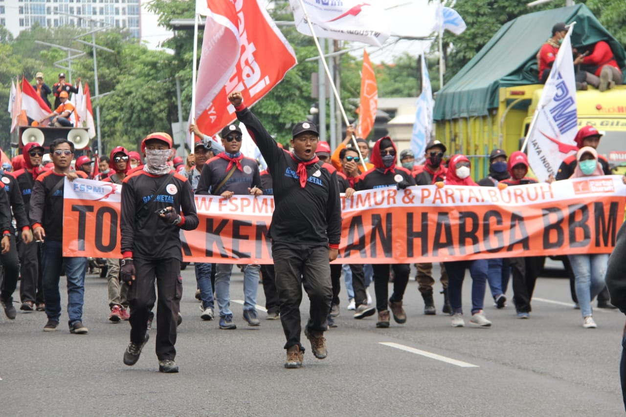 Buruh Jatim Tutup Jalan Grahadi Surabaya Tolak Kenaikan Harga BBM