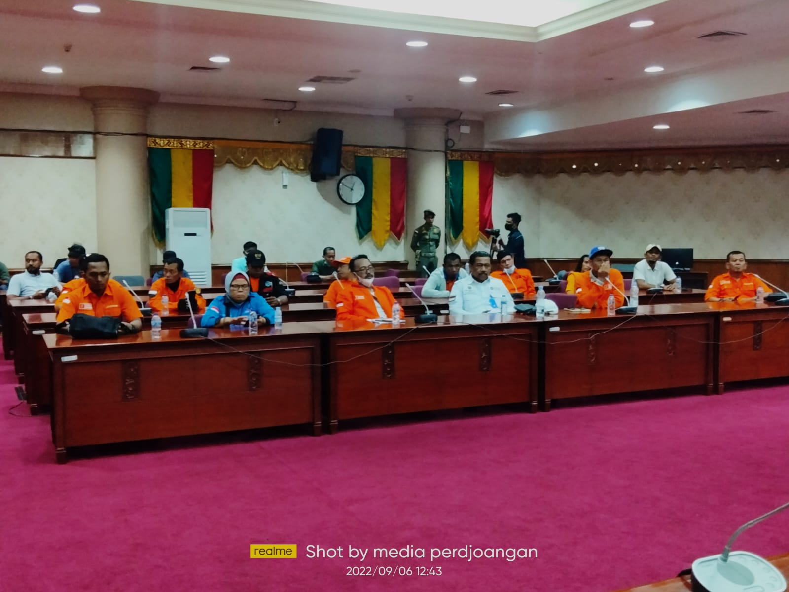 Miris, Dari 65 Orang Anggota DPRD Riau, Hanya 1 Orang Yang Mau Temui Buruh saat Aksi