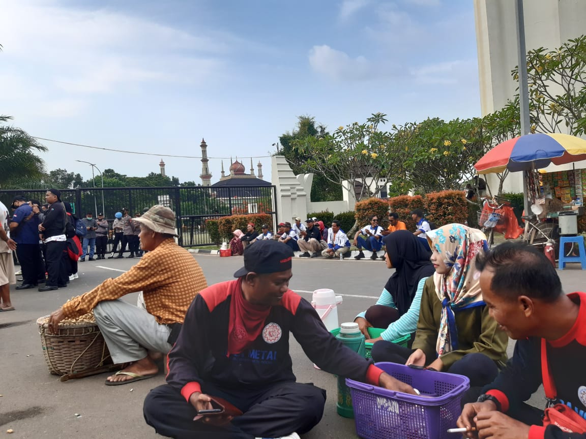 Serba Serbi Aksi Penolakan BBM, Pedagang Kopi : “Bantuan pemerintahpun tidak merata”