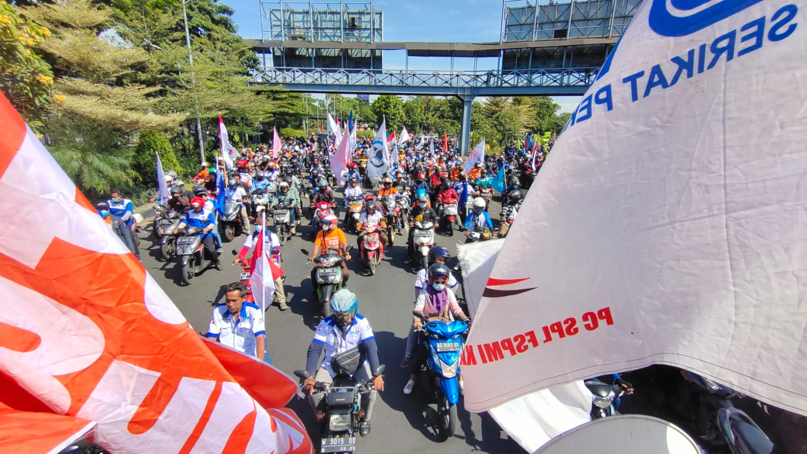 Massa Aksi Buruh Tolak Kenaikan BBM Merayap Masuki Pusat Kota Surabaya