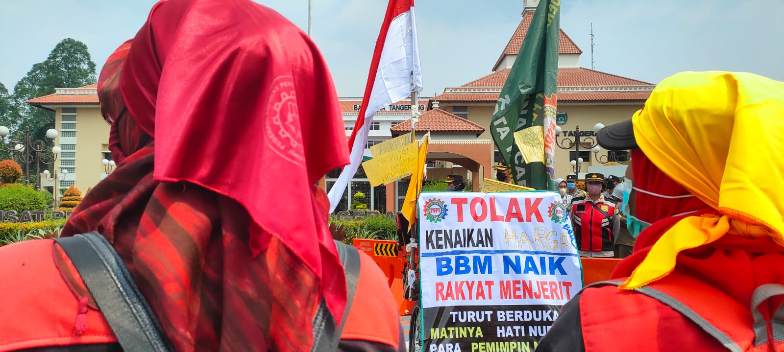 Tolak Kenaikan BBM, Buruh Tangerang Dan Mahasiswa Grudug Kantor Puspem