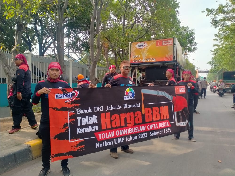Geruduk Balai Kota, Buruh DKI Tolak Kenaikan BBM, Omnibus Law dan Tuntut Upah 2023 Naik 13 Persen