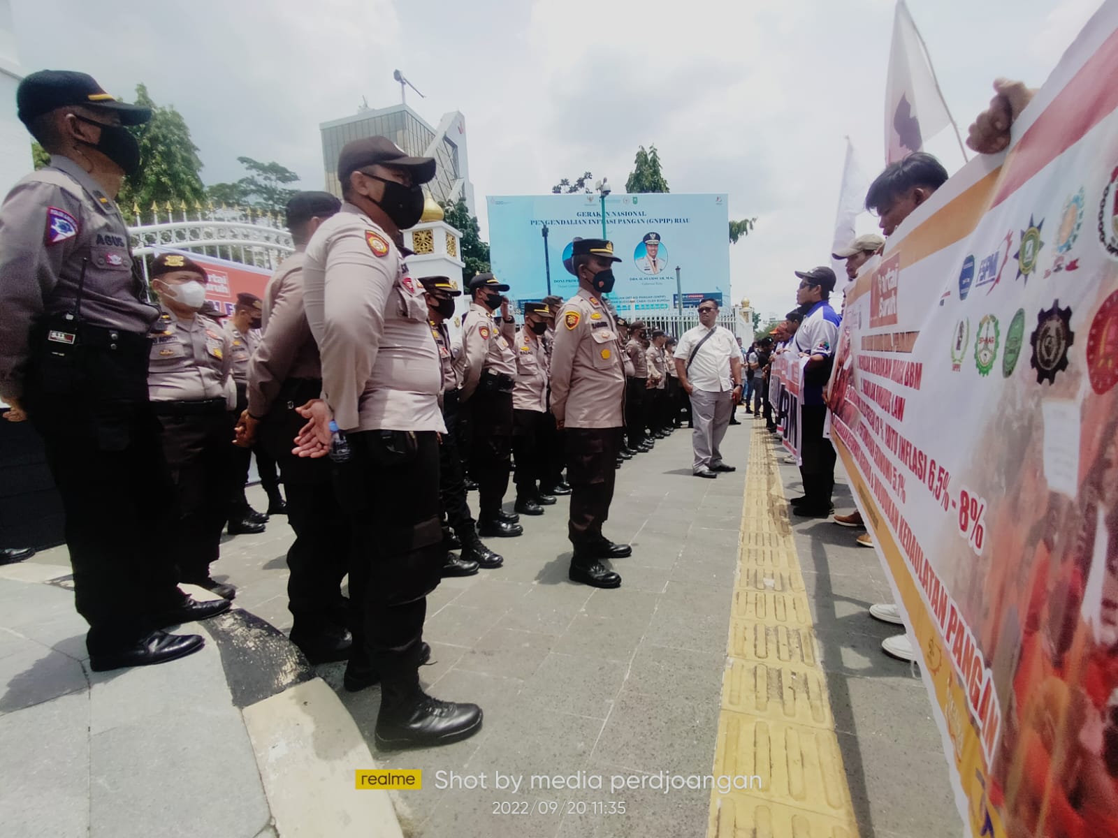 Tolak Kenaikan BBM dan tuntut kenaikan upah 2023 , FSPMI Riau Geruduk Kantor Gubernur