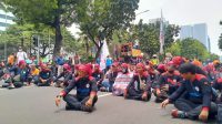Tuntut Rekomendasi Gubernur, Buruh DKI Nekat Tutup Total Jalan Depan Balaikota Tuntut Rekomendasi Gubernur, Buruh DKI Nekat Tutup Total Jalan Depan Balaikota