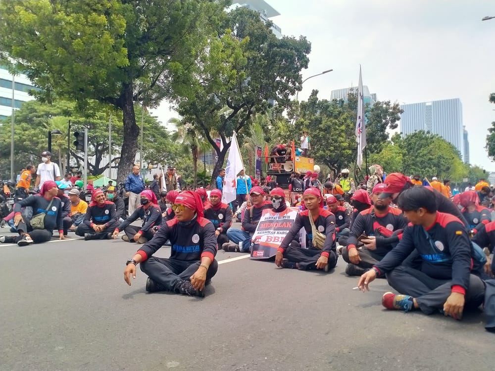 Tuntut Rekomendasi Gubernur, Buruh DKI Nekat Tutup Total Jalan Depan Balaikota