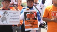 Buruh Jawa Timur Gelar Aksi Tolak Kenaikan BBM Di Depan Kantor Gubernur