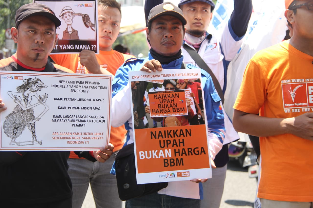 Buruh Jawa Timur Gelar Aksi Tolak Kenaikan BBM Di Depan Kantor Gubernur