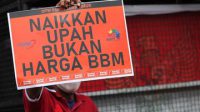 Trending Topic #BBM_Naik, Netizen: Saatnya Pilih Parpol Yang Menolak Kenaikan Trending Topic #BBM_Naik, Netizen: Saatnya Pilih Parpol Yang Menolak Kenaikan