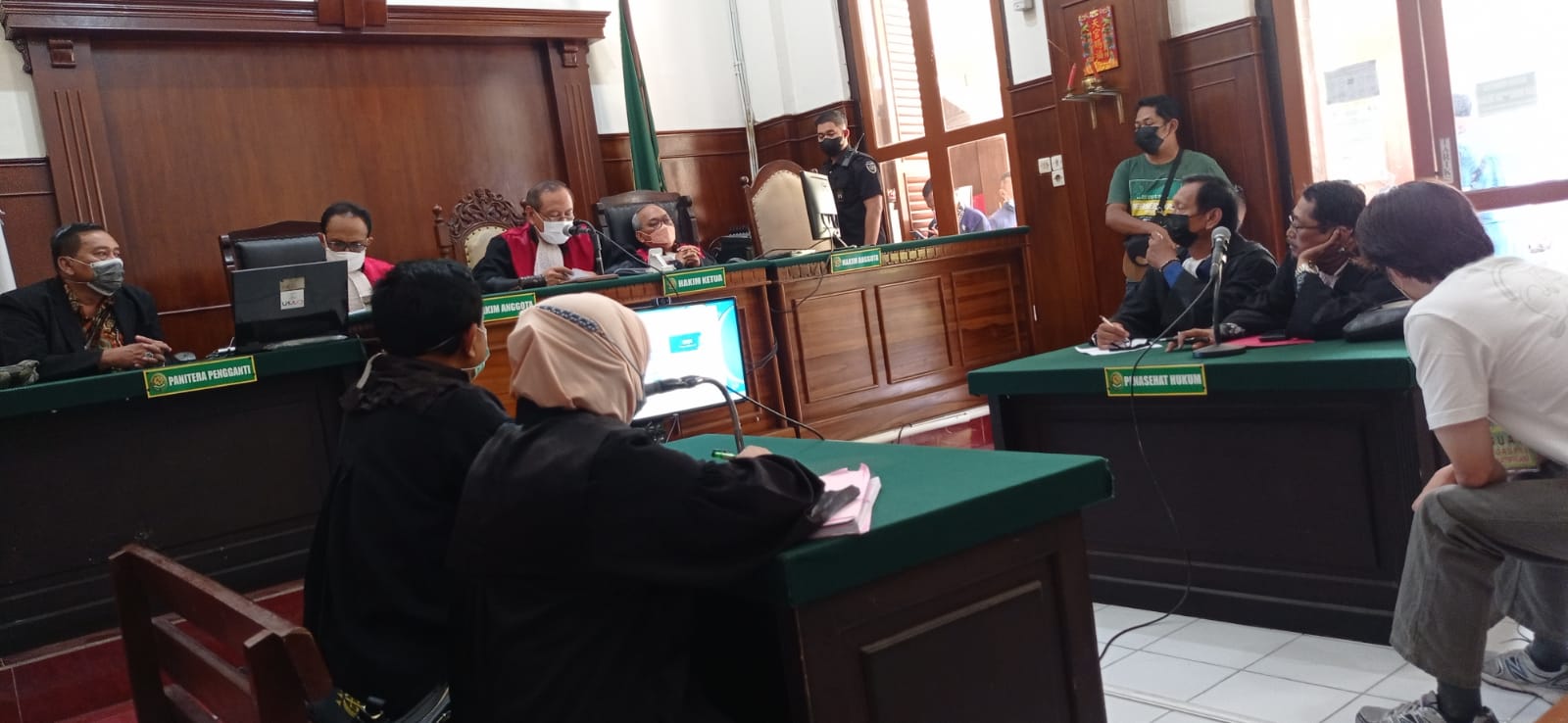 Kita Menang lagi.. Hakim Putuskan Direktur Utama PT. Rakuda Furniture Surabaya Dihukum Penjara 1 tahun 6 bulan dan Denda 100 Jt