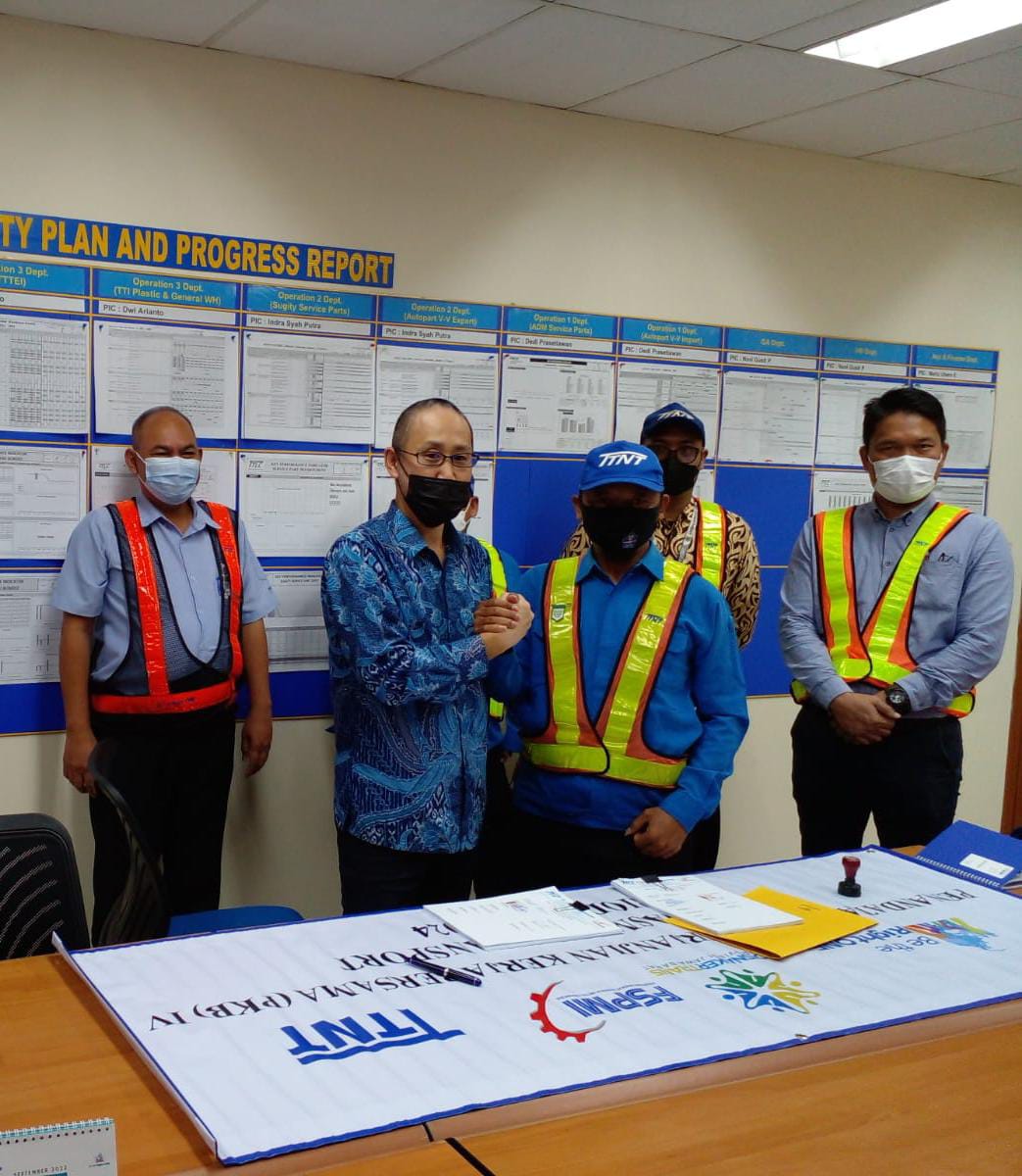 PUK SPAI FSPMI PT. TTLC NASMOCO TRANSPORT Bersama Manajemen Tanda Tangani Perjanjian Kerja Bersama ke IV