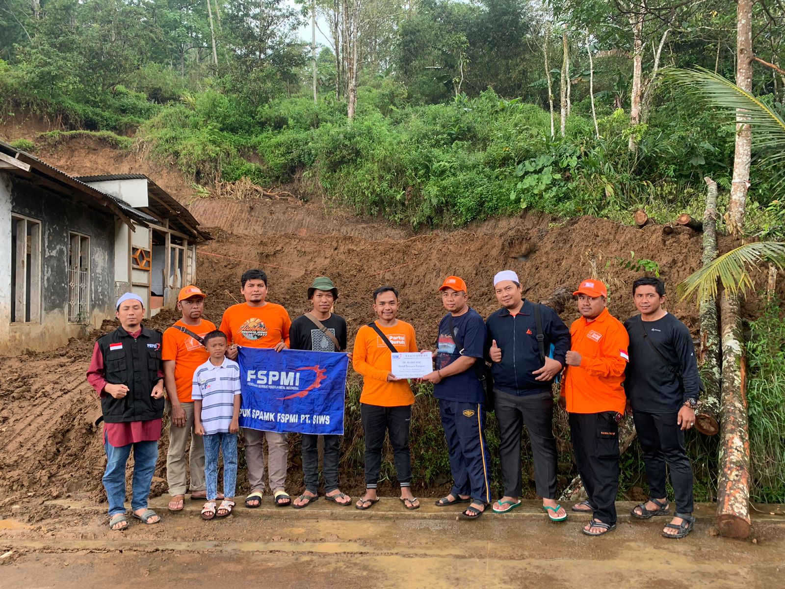 Partai Buruh Dan FSPMI Peduli Bencana Longsor Di Kabupaten Ciamis